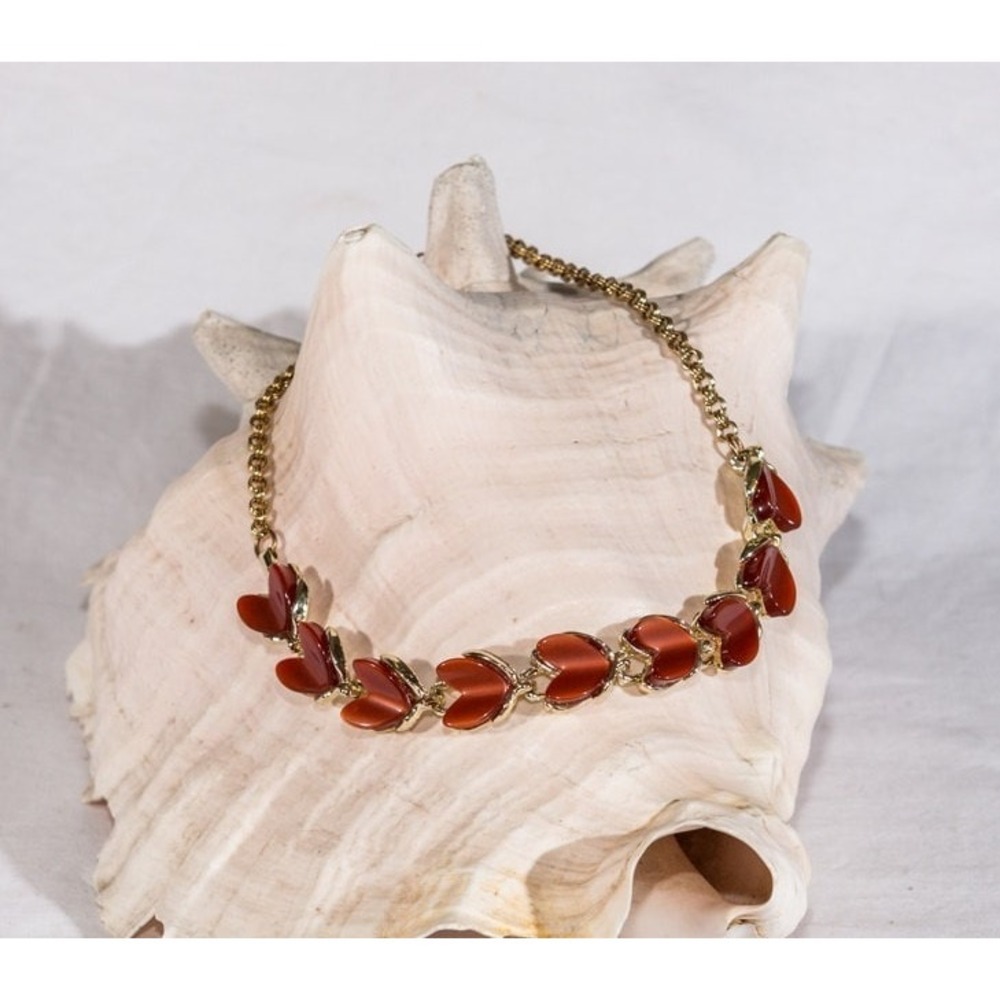 Vintage thermoset necklace gold tone brown harts grandmacore luxury old money